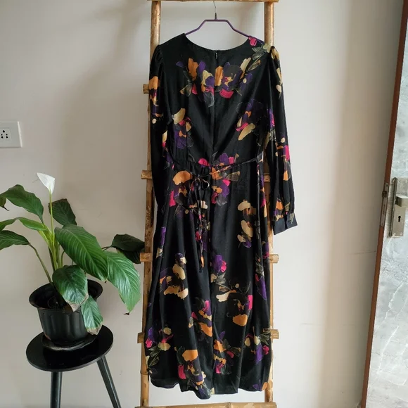 Elegant Floral Marrant Dress - Picture 3 of 16